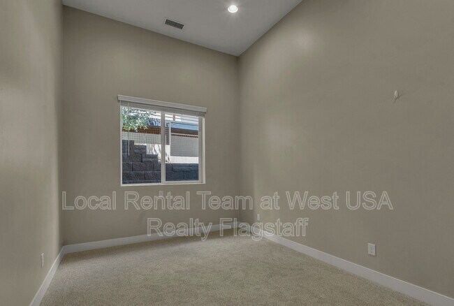 Building Photo - 781 N Forest View Dr