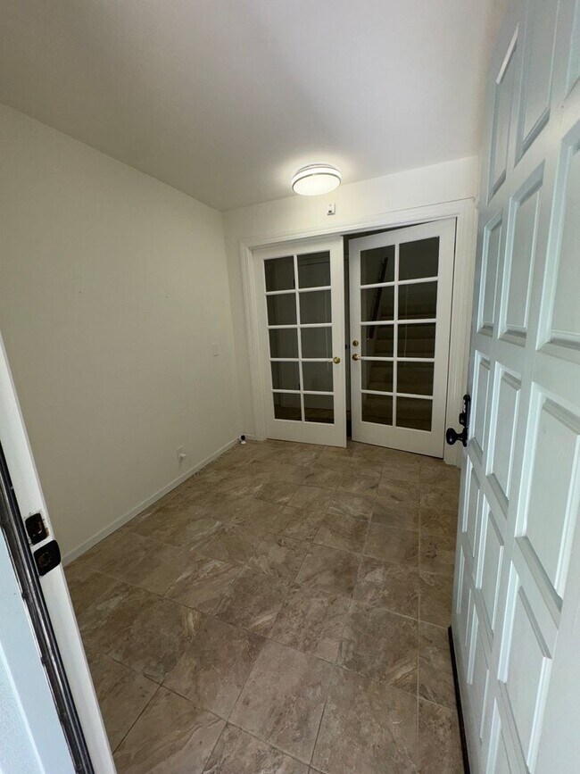 Building Photo - Walking distance to beaches, restaurants, 3 bedroom, 2 bathroom, upstairs level of home