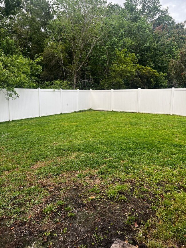 Building Photo - 3/2 fenced in yard with pool access!