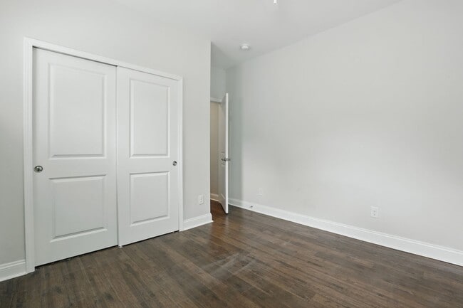 Building Photo - Spacious 5 Bedroom Home in Richmond Hill’s Waterways Community