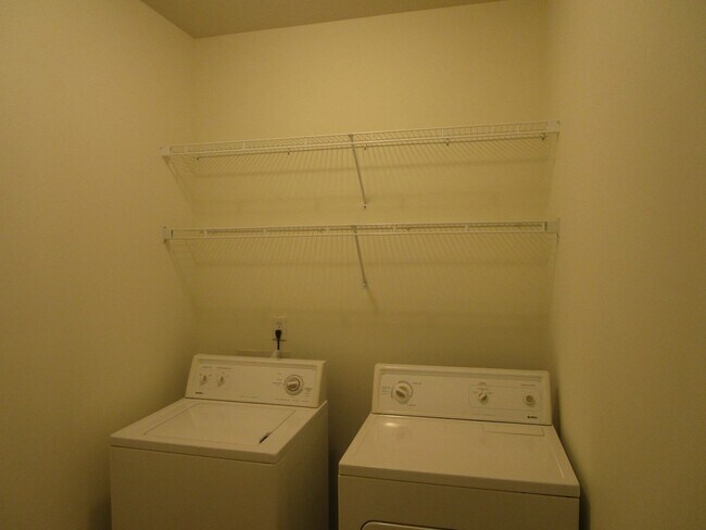 Building Photo - Huge 3 Bedroom, 2 Bath Town Home in SW Col...