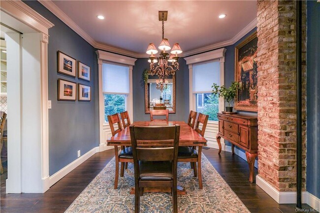 Building Photo - 105 Main St