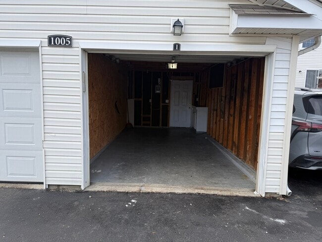 Building Photo - 1006 Hartford Village Blvd