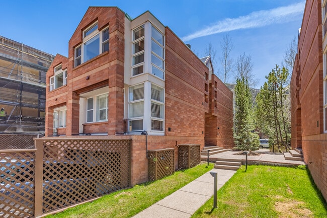 Building Photo - 708 E Hyman Ave