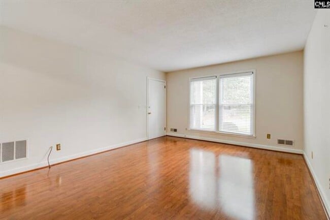 Building Photo - MOVE-IN READY IN FOREST ACRES!