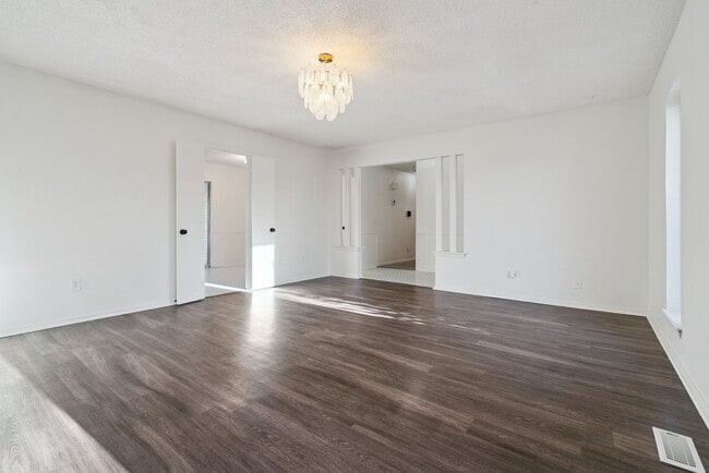 Building Photo - 3-Bedroom Home Near Dining, Shopping & Broadway Extension