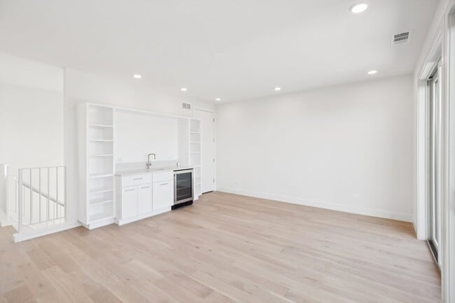 Building Photo - 2323 N Lister Ave