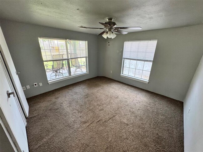 Building Photo - 1102 Minnie Dr