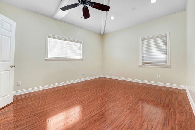 Building Photo - Spacious 3 Bedroom 2.5 Bath Available Now!