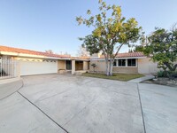 Building Photo - Rossmoor - 4 Bed House - Beautiful Kitchen...