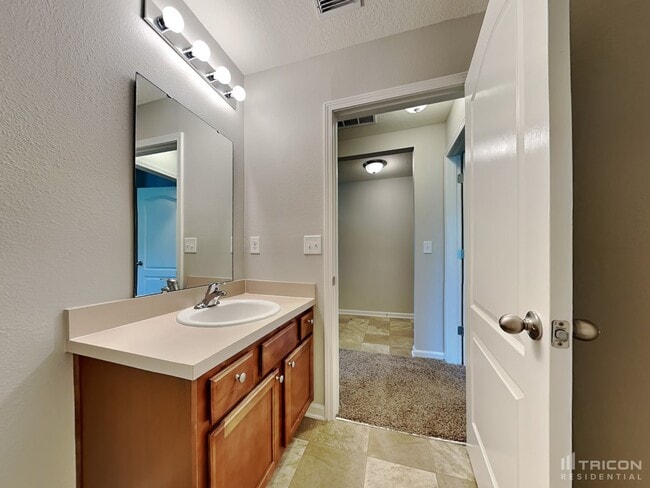 Building Photo - 2110 Pebble Point Dr