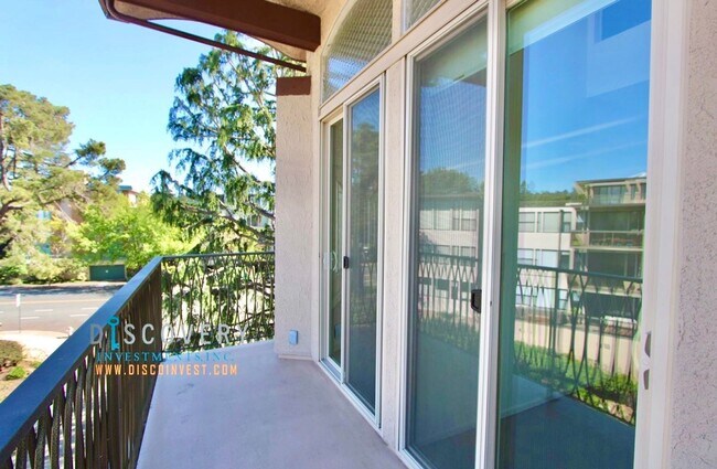 Building Photo - Spacious One Plus Bedroom Condominum off Broadway Terrace