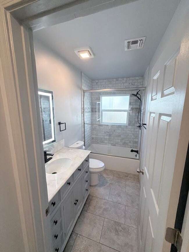 Building Photo - Utilities Included (a $200+ Savings) Charming Updated Duplex Home in Historic District!