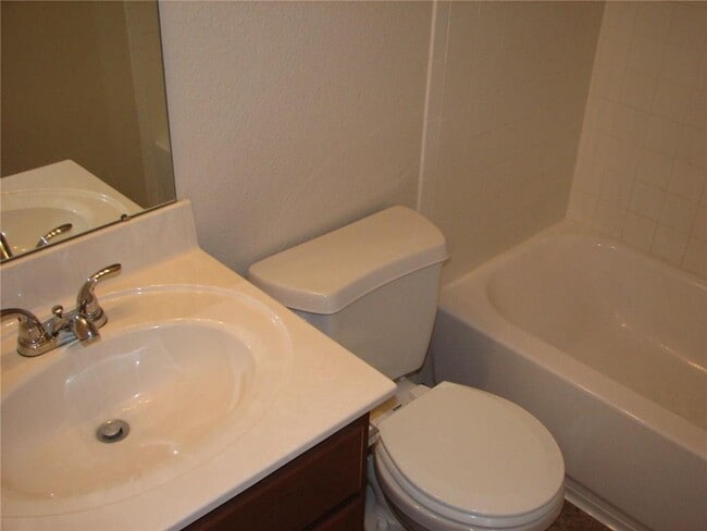 Building Photo - 123 Bayliss St