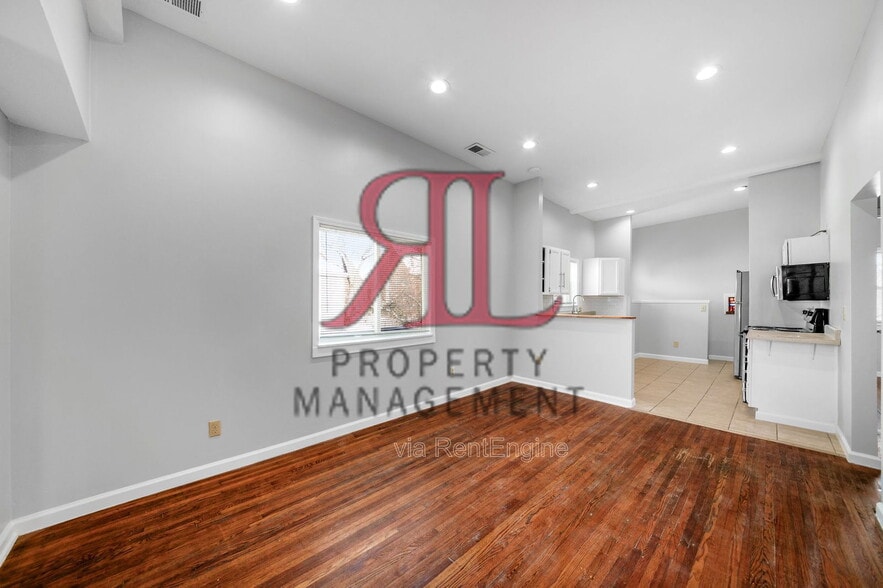 Building Photo - 722 Sheridan Ave