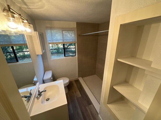 Building Photo - Bright & Beautiful Downstairs Apartment in Marianna