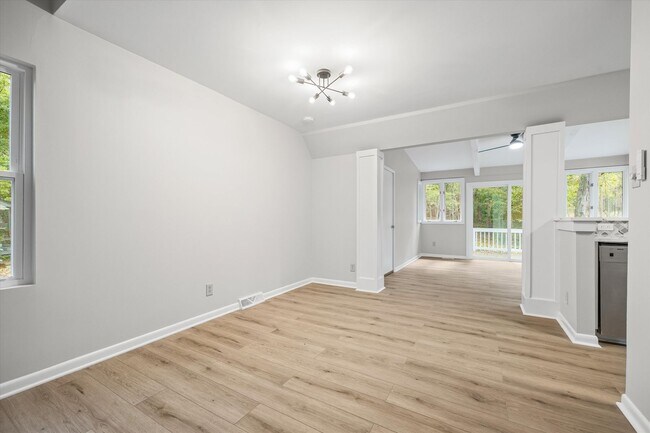 Building Photo - Beautifully updated and freshly painted 3-...