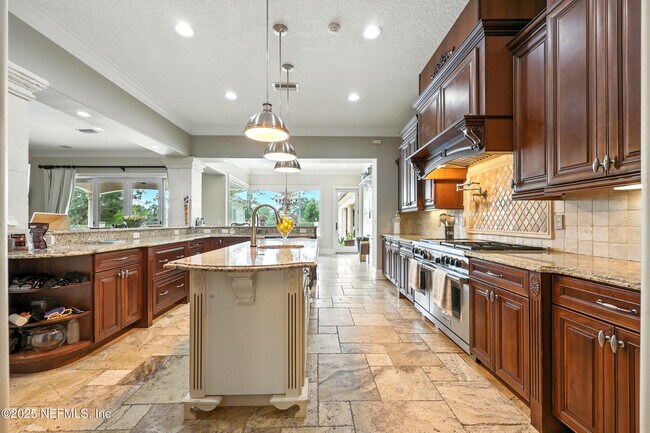 Building Photo - 2061 Crown Dr