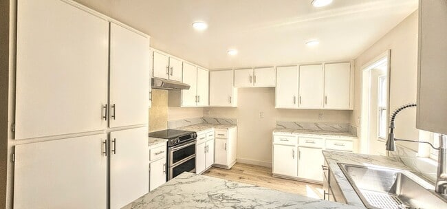 Building Photo - Gorgeous Remodeled 3bed 3bath 2 car garage...