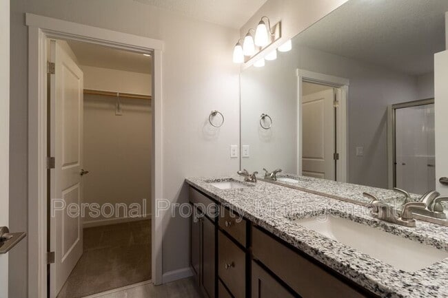 Building Photo - 5831 NE 56th Pl