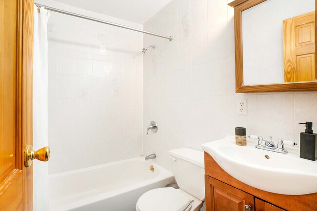 Building Photo - 240 E 26th St