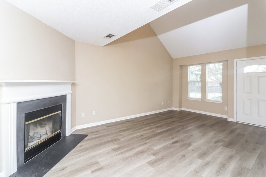 Building Photo - 3695 Longview Dr