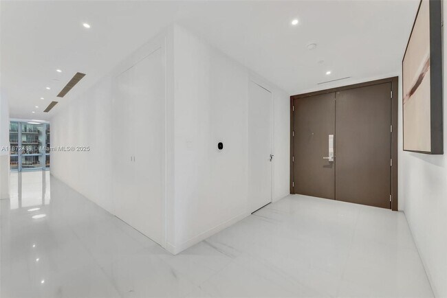 Building Photo - 300 Biscayne Blvd Way