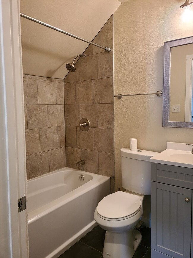 Building Photo - Beautifully Updated South Tacoma 3 Bedroom