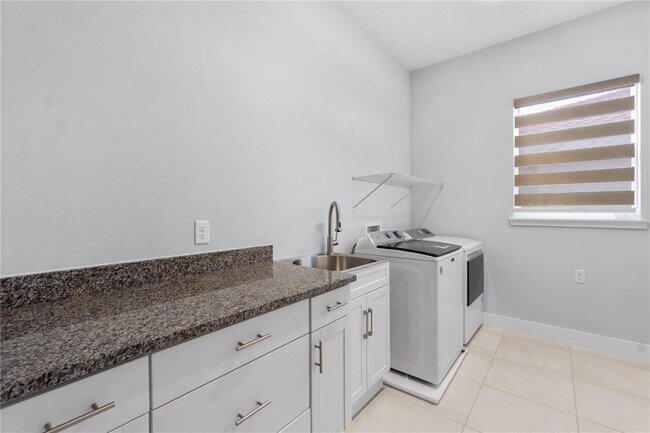 Building Photo - 2320 Symphony Cir