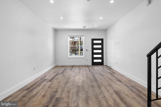 Building Photo - 458 W Earlham Ter