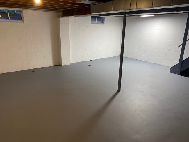 Building Photo - 2218 Midland Dr