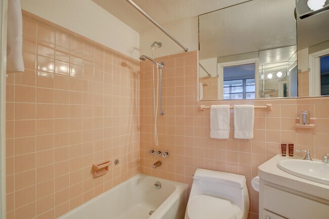 Building Photo - 2727 Yacht Club Blvd