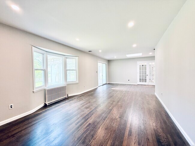 Building Photo - 10 Meadowpark Ave W