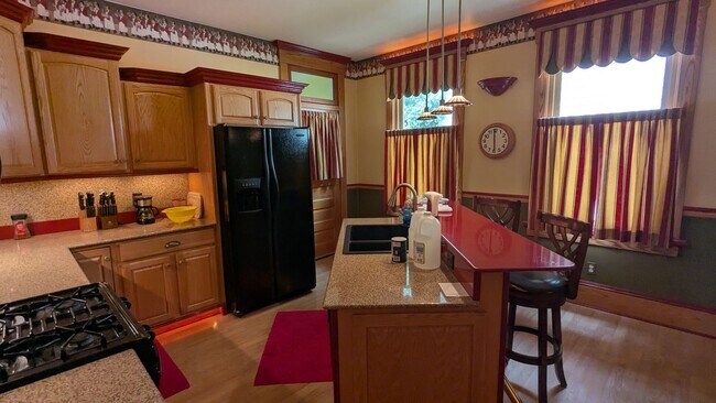 Building Photo - Welcome to this fully furnished 3-bedroom, 1.5-bath home in Massillon