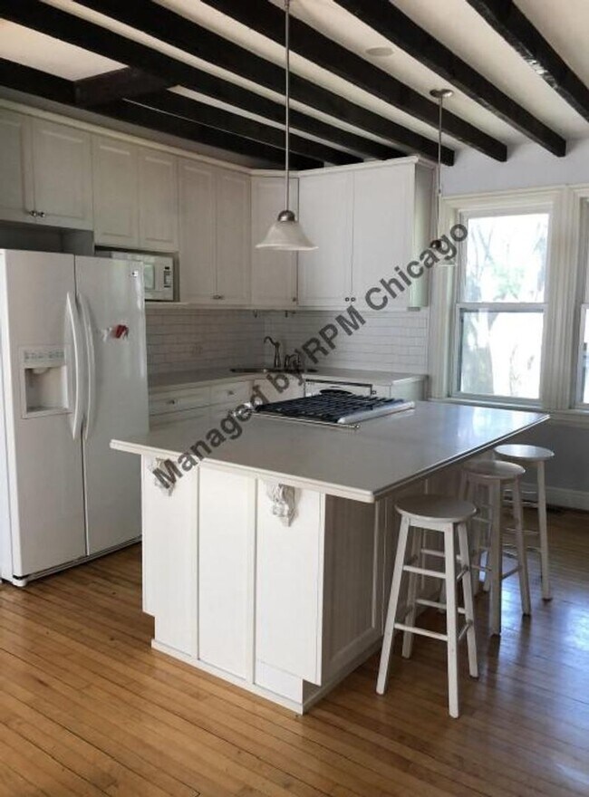 Building Photo - 1357 N Wolcott Ave