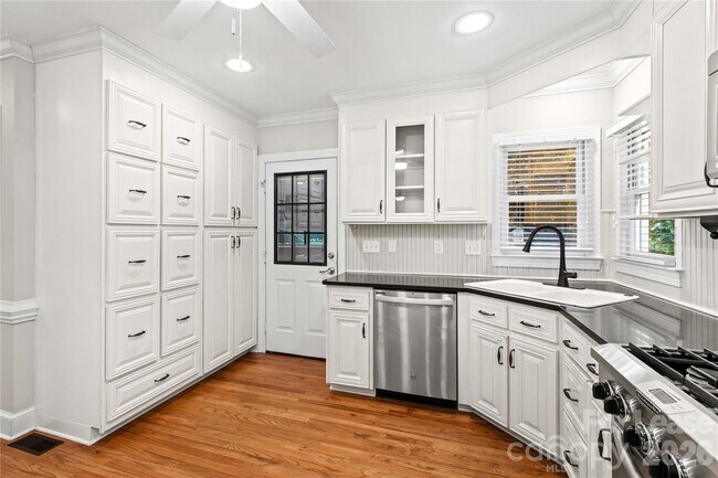 Building Photo - 9033 Pennyhill Dr
