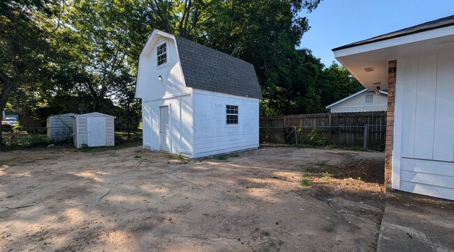 Building Photo - 4704 Ray Dr
