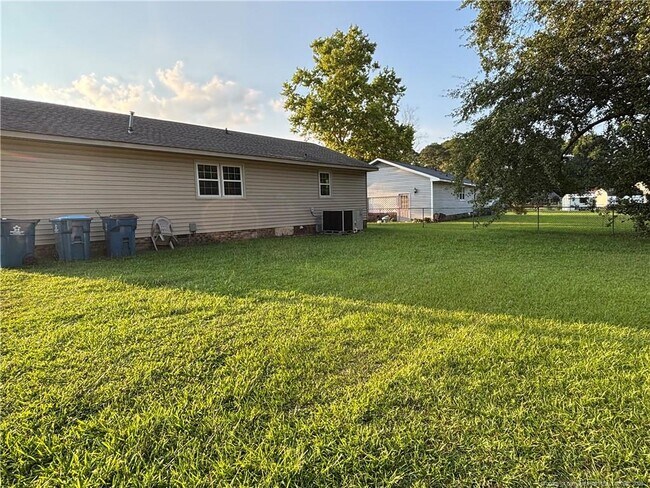 Building Photo - 107 Mars Dr