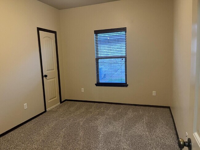 Building Photo - "Charming 3-Bedroom Home with 2 Full Baths...