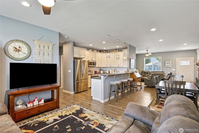 Building Photo - Like-New 3 bed 2 bath w/ Garage