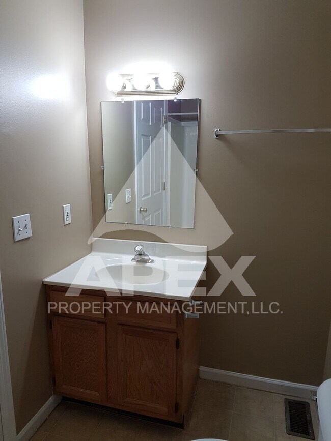 Building Photo - MOVE-IN SPECIAL,NO RENT TIL APRIL 1ST! - NICE 3 Bd | 2 Ba Top Floor Condo in West Knoxville!