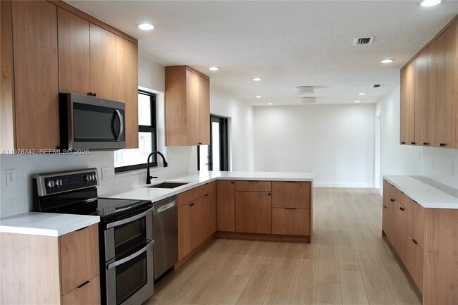 Building Photo - 12504 SW 99th Ave