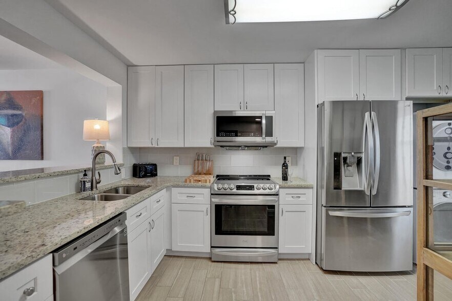 Building Photo - 3581 S Ocean Blvd