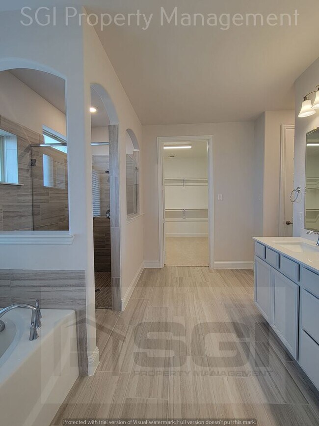 Building Photo - Incredible Brand New 6 Bedroom!!