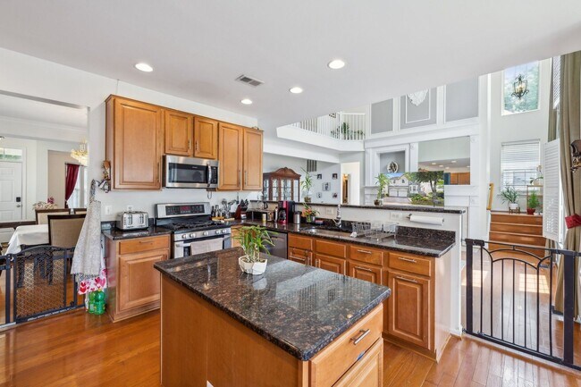 Building Photo - Stunning single-family home filled with th...
