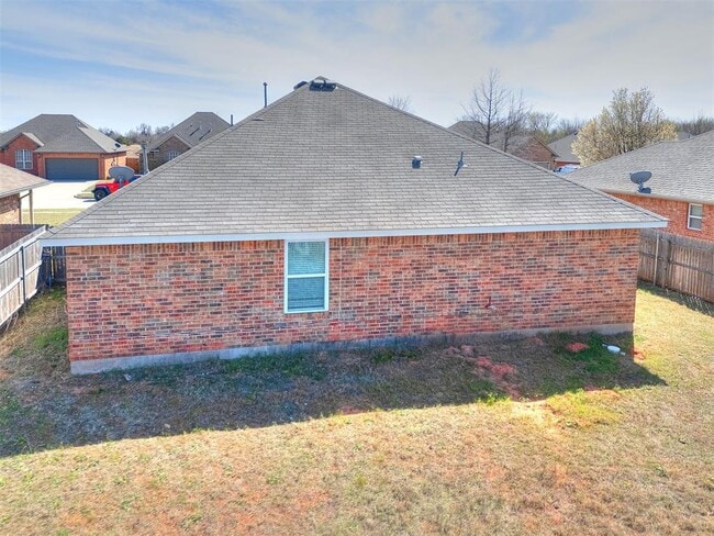 Building Photo - 609 E Linden Ln