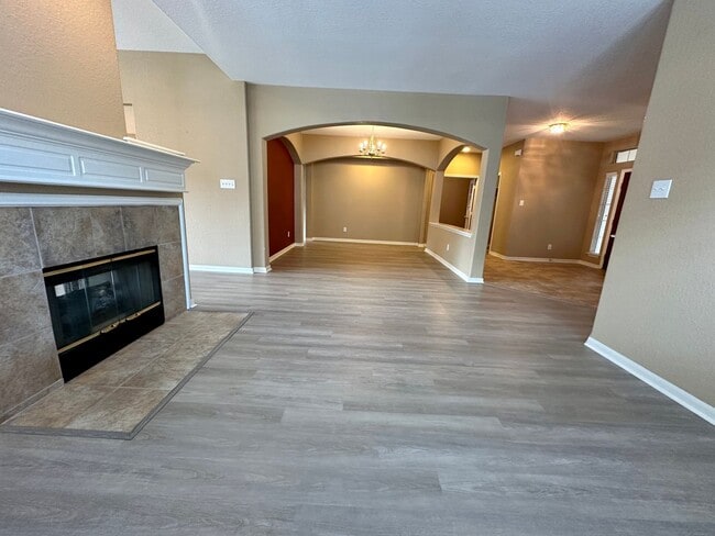 Building Photo - For Lease | 4 Bed, 2 Bath |2,280 Sq Ft | C...