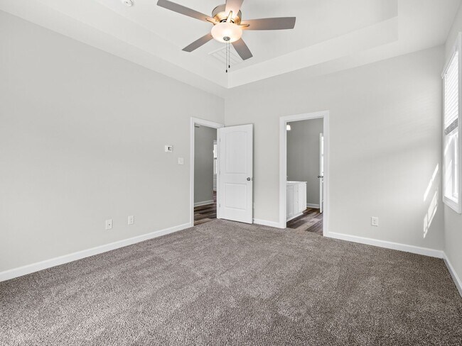 Building Photo - Towne Pointe Beauty!