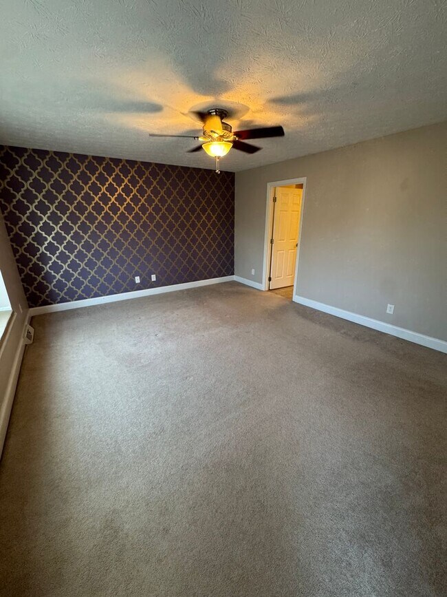 Building Photo - 2 Bed 2 full and 2 1/2 Bath- Imperial PA