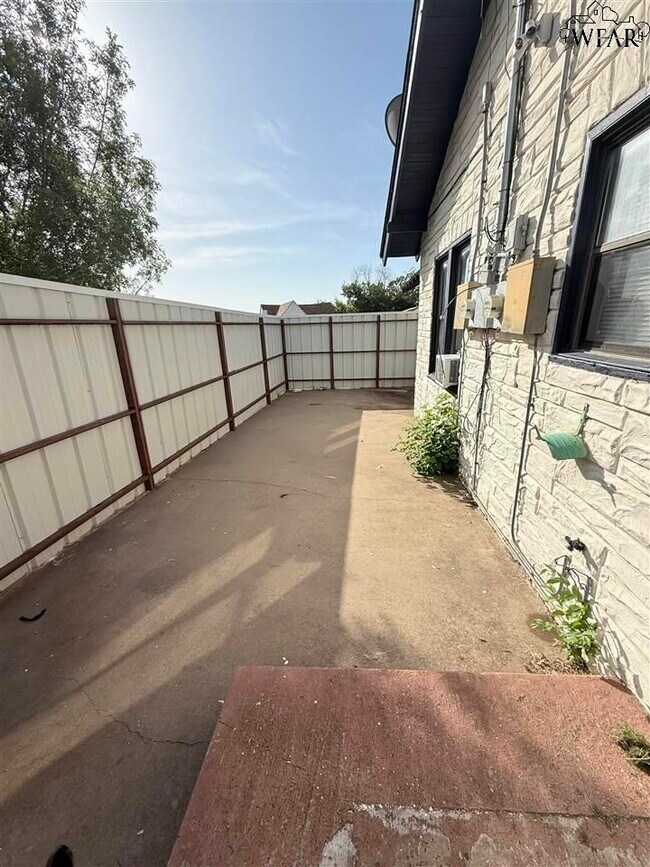 Building Photo - 614 Sunset Dr